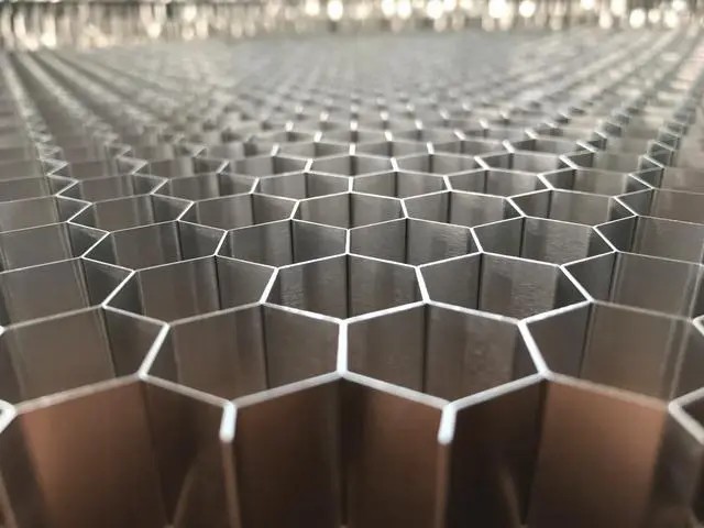 鋁蜂窩板，讓現(xiàn)代建筑更具科技感！-吉祥裝飾