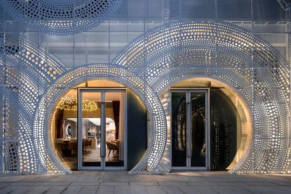 2023吸金門頭這樣裝，想不火都難！鋁板顏值高又環(huán)保