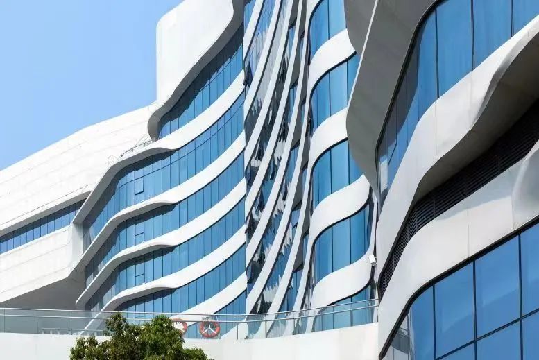 白色鋁板搭配藍色幕墻，恰似藍海白浪~