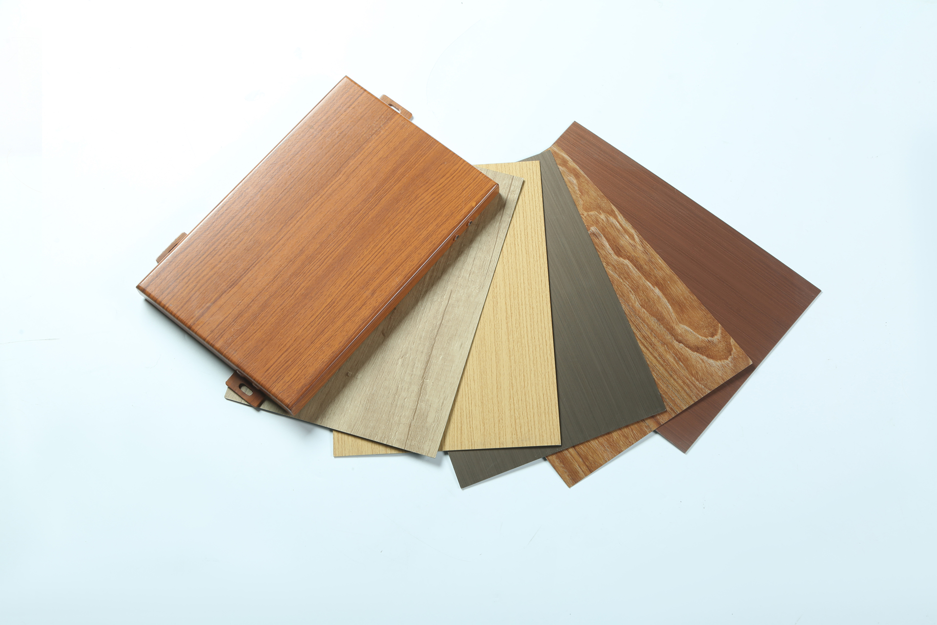 氟碳鋁單板和熱轉(zhuǎn)印木紋鋁單板有什么區(qū)別？看完這篇文章你就知道了