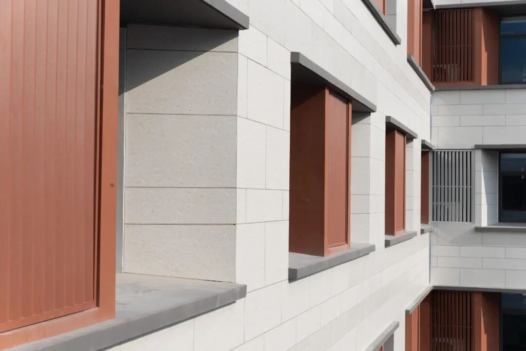 校園立面還在用涂料？無錫文博實驗中學(xué)的選材思路給你標(biāo)準答案！